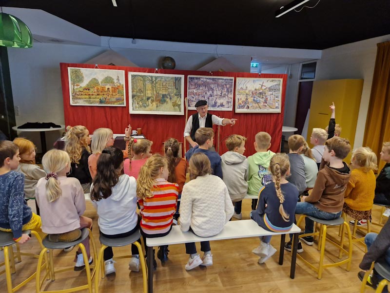 De foto met de gastspreker was passend bij het thema "Zij maakten het verschil". Frans van der Pas komt met regelmaat bij ons op school als verhalenverteller. De kinderen hangen dan aan zijn lippen.